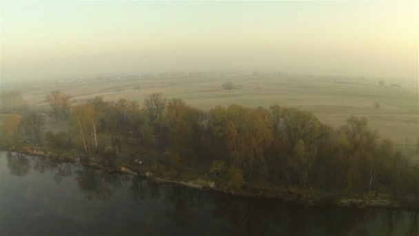 Río místico al amanecer con niebla en tonos anaranjados. Panorama aéreo — Vídeos de Stock