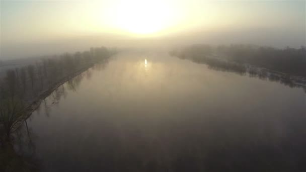 Rio místico ao nascer do sol com nevoeiro em tons de laranja. Aviação — Vídeo de Stock