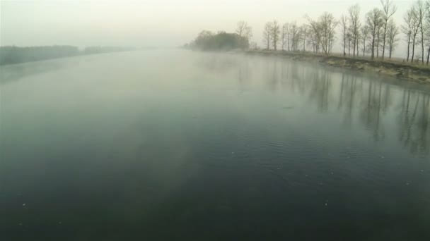 Lot nad rzeka woda na małej wysokości. Antenowe — Wideo stockowe