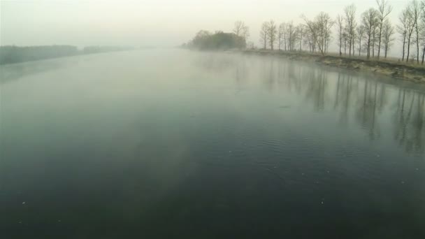 Volo sopra l'acqua del fiume a bassa altezza. Aerea — Video Stock