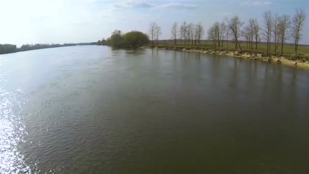 Vlucht over rivierwater op lage hoogte. Luchtfoto — Stockvideo