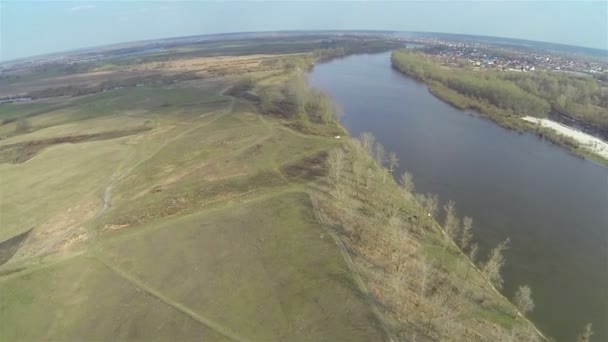 Floden, fält och hus i avstånd. Aerial landskap — Stockvideo