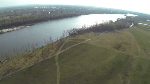 50 secondi di volo sul fiume e un campo. Paesaggio aereo — Video Stock