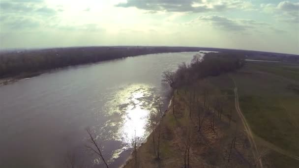 Campo verde, fiume con riflessi e cielo. Paesaggio aereo — Video Stock