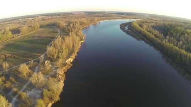 Mañana tranquilo río con bosque Vista aérea lenta — Vídeos de Stock