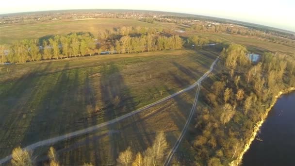 Beau paysage matinal avec rivière et bois .Aerial 