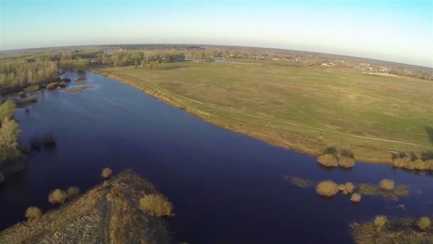 Bellissimo panorama di fiume blu mattutino e bosco. Aerea — Video Stock