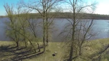 Ağaçlar ve nehir. Bahar manzara. Hava