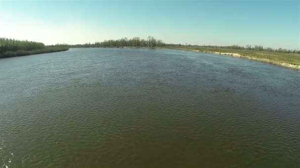 Flug über eine Flussoberfläche.. Luftaufnahme — Stockvideo