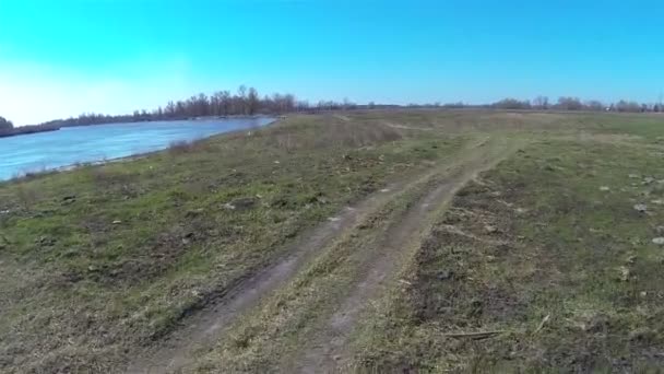 Grusväg och floden landskap. Antenn — Stockvideo