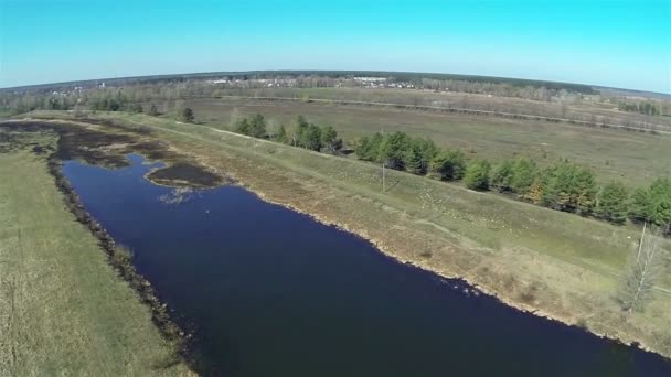 Pola i małe jezioro. Krajobraz. Antenowe — Wideo stockowe