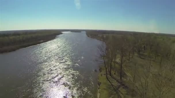 River sparkles on sun. Aerial — Stock Video