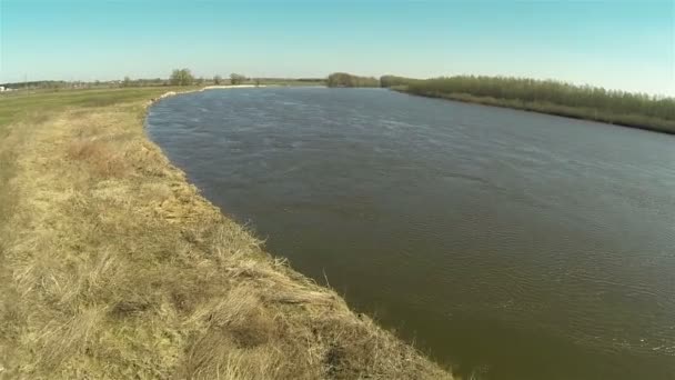 Rivier de kustlijn. Voorjaar landschap. Luchtfoto — Stockvideo