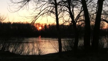 Güzel gündoğumu Nehri üzerinde. Zaman atlamalı