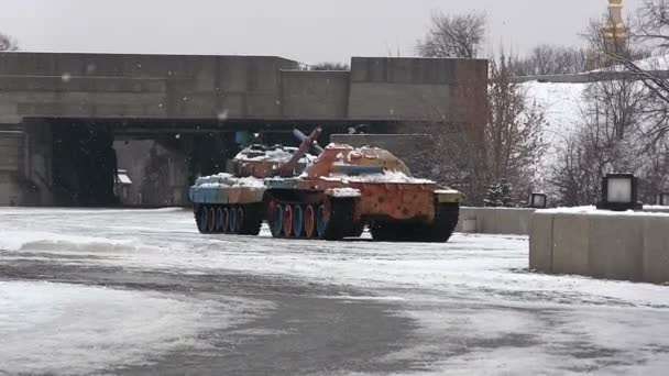 Symboly války a míru. Mnohobarevná tanky. Muzeum Ww2 v životě města Kyjev, Ukrajina v zimě — Stock video