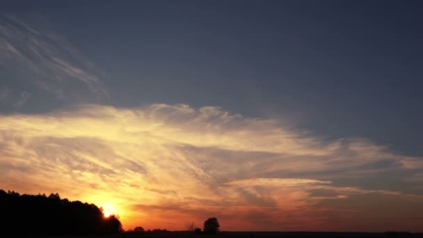 Puesta de sol con hermosas nubes románticas. Caducidad — Vídeos de Stock