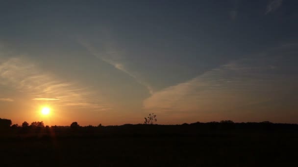 Sonnenuntergang und Wolken. Zeitraffer — Stockvideo