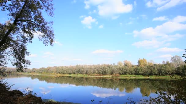 Hermosas nubes y río con barco. Tiempo lapso paisaje — Vídeos de Stock