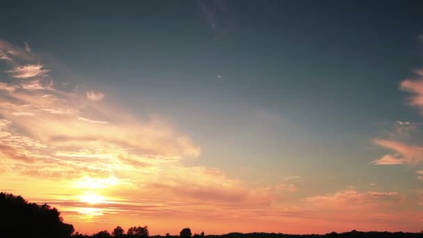 Pôr do sol com belas nuvens vermelhas românticas. Desfasamento temporal — Vídeo de Stock