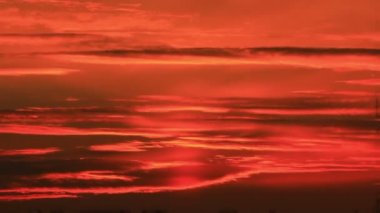 Kırmızı dramatik gökyüzü bulutlu. Zaman atlamalı kırmızı tonlarında