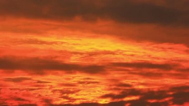 güzel kırmızı gökyüzü bulutlu. Zaman atlamalı