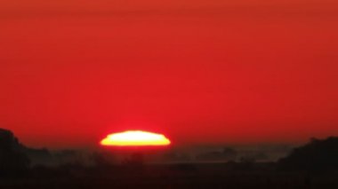 ateşli küre gündoğumu güneş kızıl gökyüzü üzerinde silindir dışarı. Zaman atlamalı