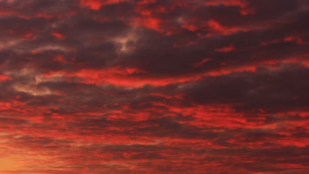 Nuvole rosse drammatiche. Lasso di tempo in toni rossi — Video Stock