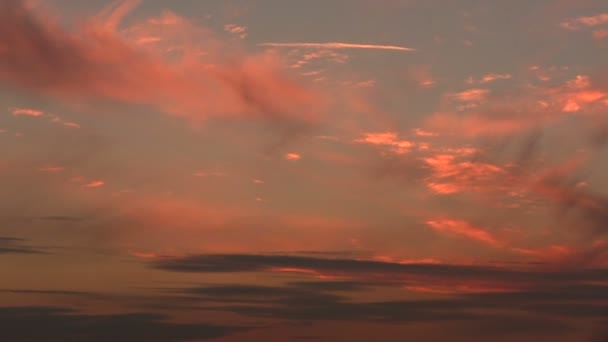 Wolken am roten Himmel. Landschaft. Zeitraffer — Stockvideo