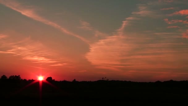 Захід сонця і похмурий хмари. PAL проміжок часу — стокове відео