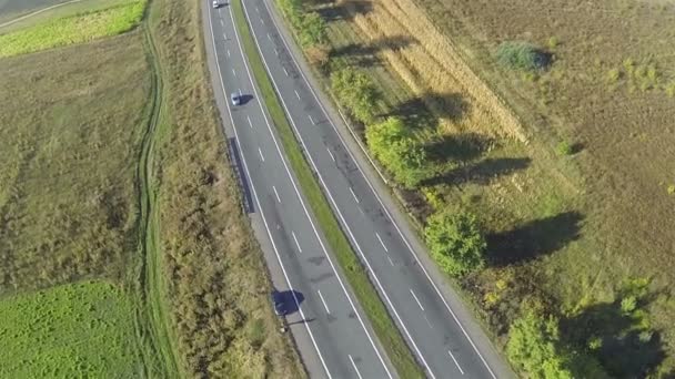 Arriba por carretera con coches en día soleado Vista superior aérea — Vídeo de stock