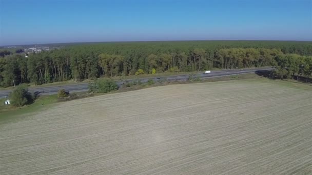 Gebied van landbouw en de weg met de auto. Luchtfoto — Stockvideo