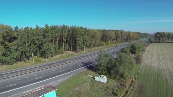 Champ agricole et la route avec des voitures. Aérien 