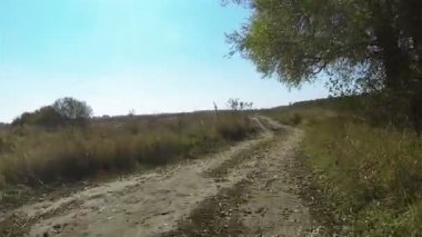 Kırsal sonbahar yolda çalışan. POV stabilize klip