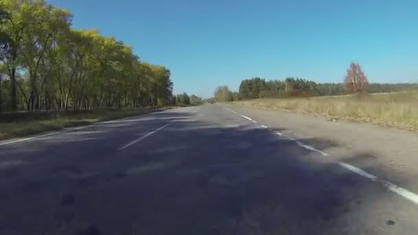 Autopista en un día soleado. POV FPV clip del coche — Vídeo de stock