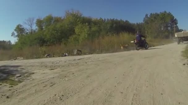 Landsbygdens vardagsliv. POV Fpv klipp från bilen i Ukraina — Stockvideo