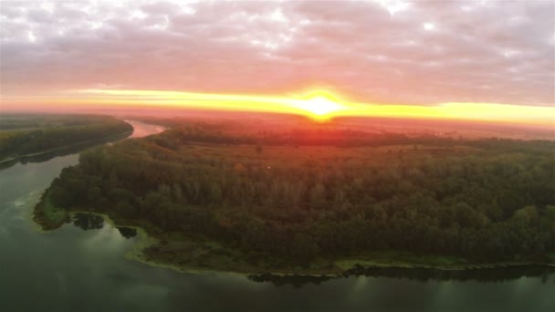 Coucher de soleil rouge, rivière et bois. Harmonie de la nature .Panorama aérien — Video