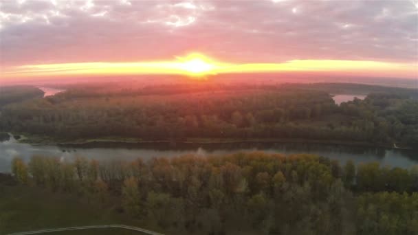 Rode zonsondergang, rivier en hout. . Luchtfoto laterale vlucht — Stockvideo