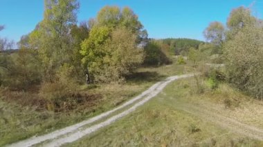 Ahşap ve toprak yol, manzara. Hava atışı