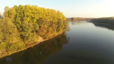 Ahşap ve sonbahar Nehri üzerinde. Hava atışı