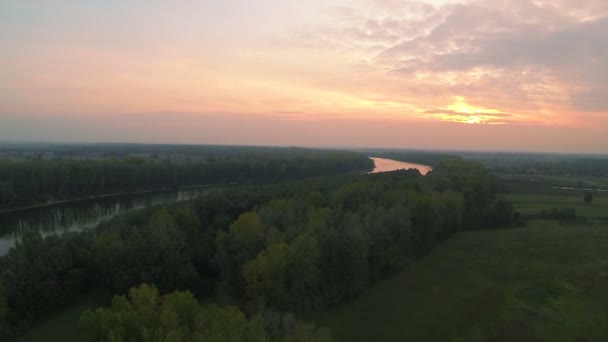 Lot nad rzeką wieczorem z czerwone niebo. Antenowe — Wideo stockowe