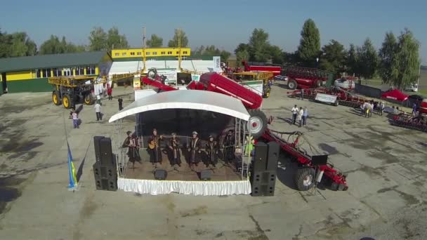 Les acteurs chantent lors d'une exposition agricole. Aérien — Video