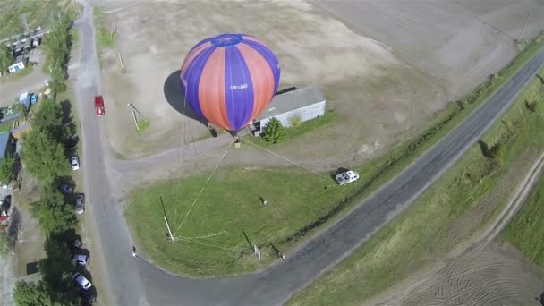 Лети над воздушным шаром в воздухе. Вид сверху с воздуха в сельской местности — стоковое видео