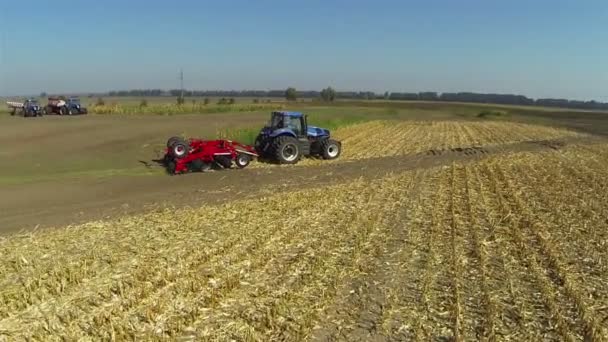 Moderner neuer Traktor im Feld. Antenne — Stockvideo