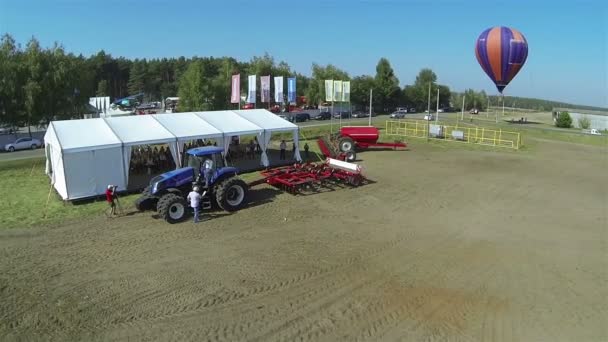 Esposizione di trattori agricoli. Aerea — Video Stock