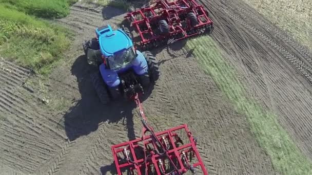 Twee landbouwtrekkers met ploeg. Luchtfoto terug naar boven — Stockvideo