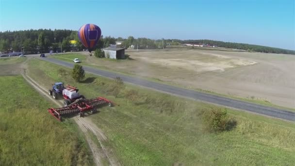 Modern yeni traktör ve balon. Hava — Stok video