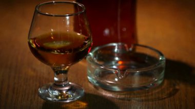Buz düşer bir bardak konyak ile viski