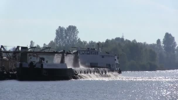 Endüstriyel gemi Nehri üzerinde kum ayıklar. Dostum clip — Stok video