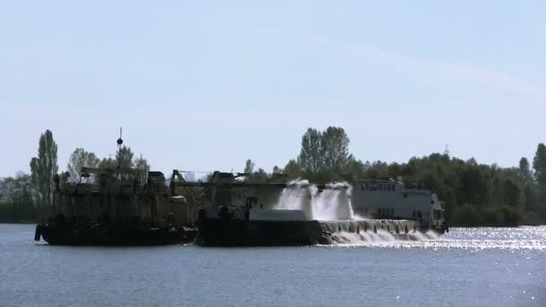 Industriële schip op rivier extraheert zand. PAL clip — Stockvideo