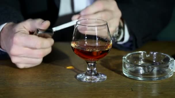 Hombre de negocios con alcohol y cigarrillo . — Vídeos de Stock